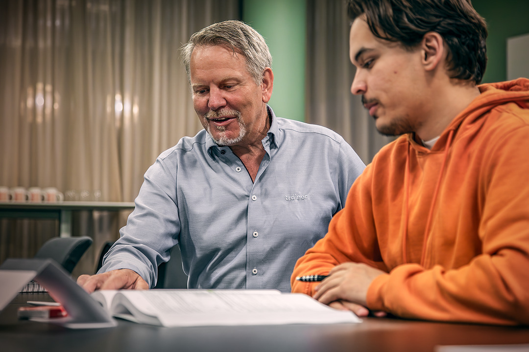 Elektroinstallatorproven Karl Magne i klasserom med Patrick som elev TRA 04038 Foto Heidi Storm Middleton